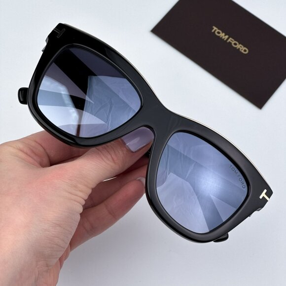 Tom Ford Women BRAND NEW Sunglasses JULIE Black Gradient Smoke Cat Eye FT0685 - Picture 2 of 14